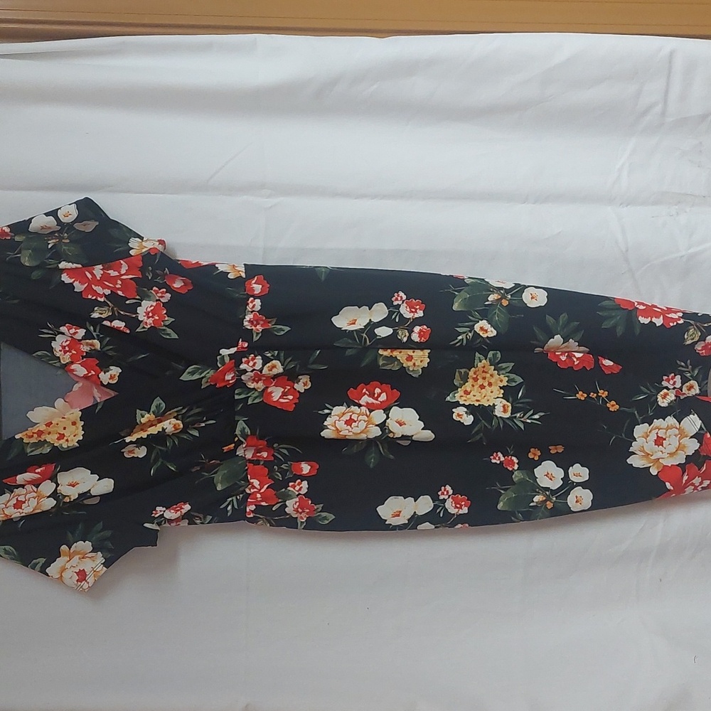 Chic Floral Midi Dress in Black